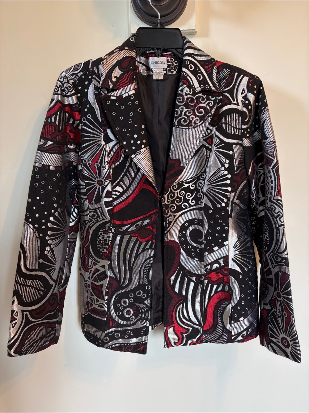 Chico’s Metallic Silver Red Black Jacquard Blazer Jacket Size 1 M
